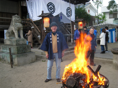 うしとら神社にて　元旦はとても暖かい日中　火の番